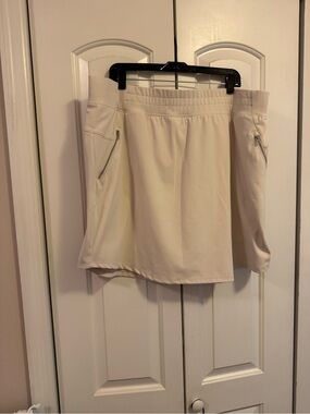 Lane Bryant LIVI Light Cream Athletic Skort 22/24 with zip pockets.